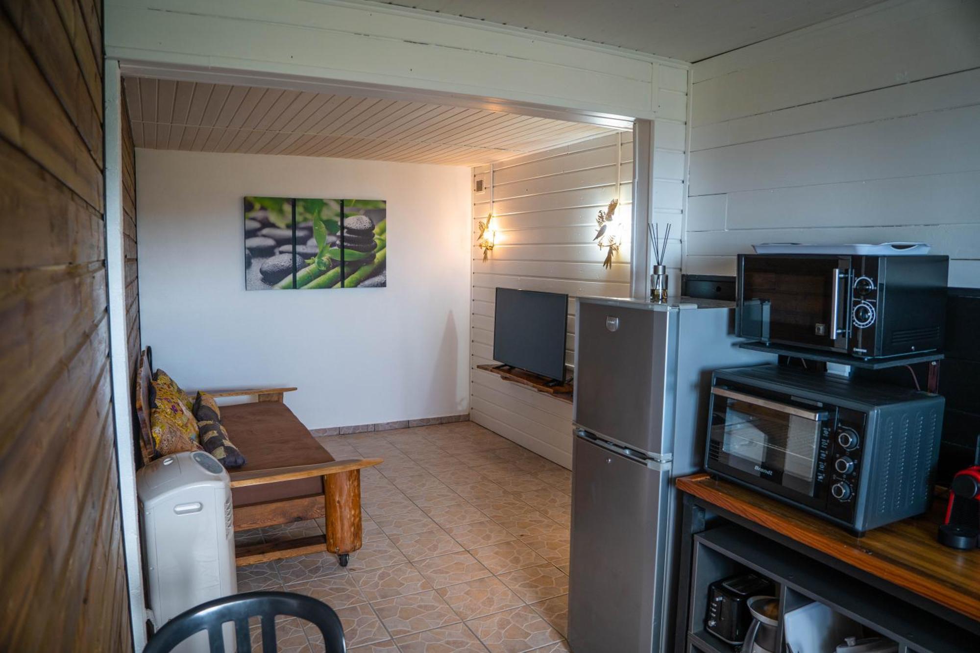 Les Hebergements Au Dy-Na Petite-Ile Exterior photo