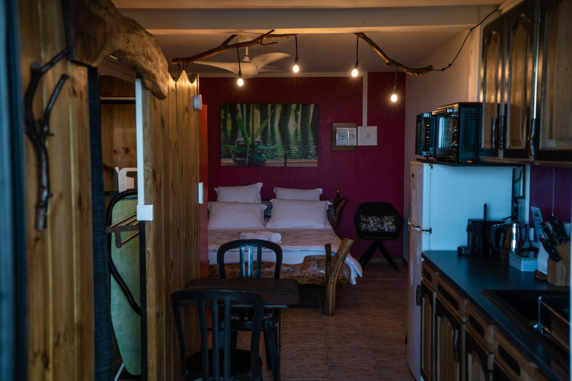Les Hebergements Au Dy-Na Petite-Ile Exterior photo