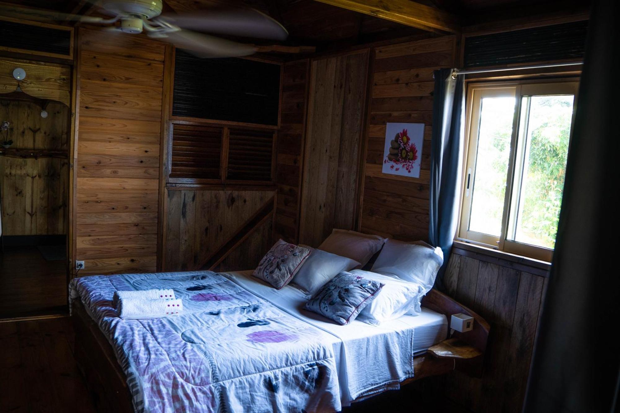 Les Hebergements Au Dy-Na Petite-Ile Exterior photo